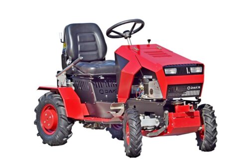 Kompaktný univerzálny traktor DAKR Panter FD-5 s nosičmi a závažiami